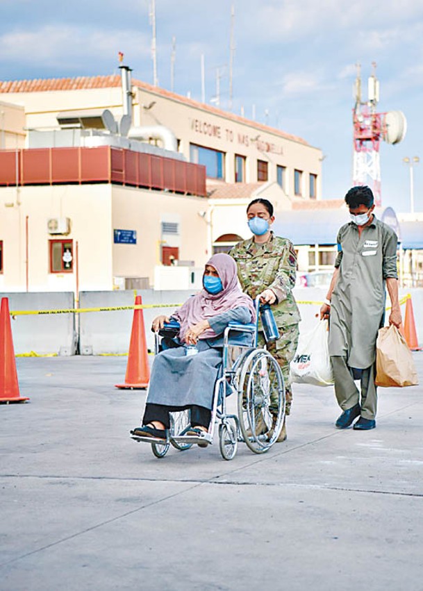一名阿富汗女子需依靠輪椅離開美軍軍機。