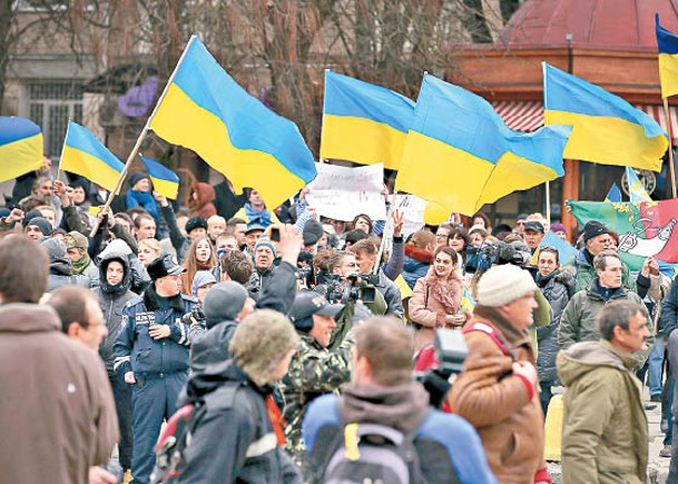 歐盟示威者指烏克蘭永遠不會孤軍作戰。