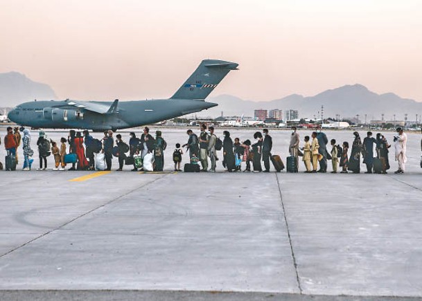 喀布爾機場發生恐襲。圖為日前民眾從機場撤離。