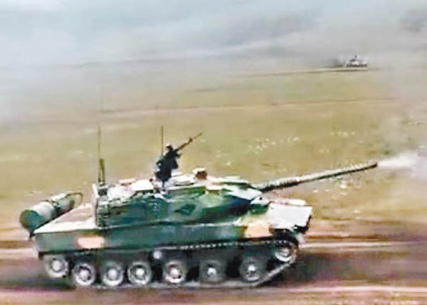 解放軍在西藏高原軍演，圖為坦克車發炮。