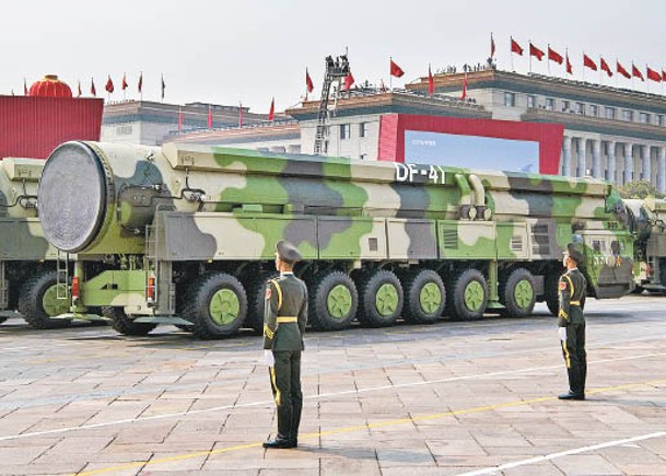 中國早前展出搭載核彈的東風41型洲際彈道導彈。（Getty Images圖片）