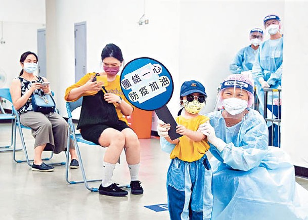 台灣民眾輪候接種新冠疫苗。（中時電子報）
