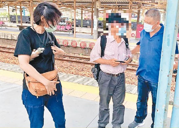 警員在火車月台逮捕謝姓疑犯（左二）。