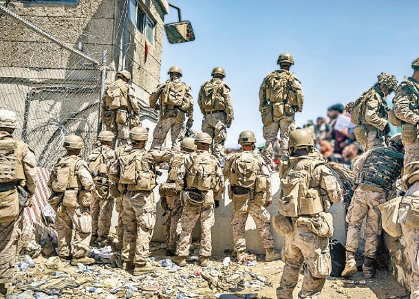 駐守喀布爾機場的美國海軍陸戰隊成為恐襲對象。
