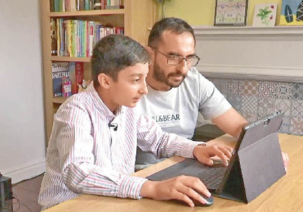 父親伊姆蘭（右）常教導艾哈邁德（左）有關編碼的知識。（電視畫面）
