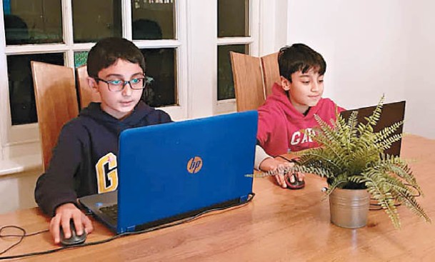 艾哈邁德（左）與哥哥優素福（右）每日都會練習編碼。