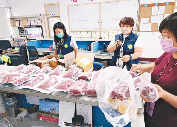 執法人員檢獲含非洲豬瘟肉製品。