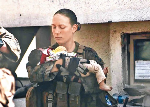 上載手抱阿富汗嬰兒相片的女兵不幸陣亡。