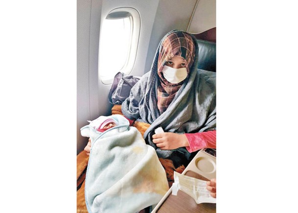 阿富汗一名孕婦諾利在飛機上誕女嬰，母女平安。