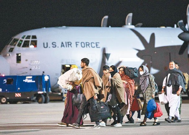首批阿富汗難民日前抵達歐洲國家科索沃。