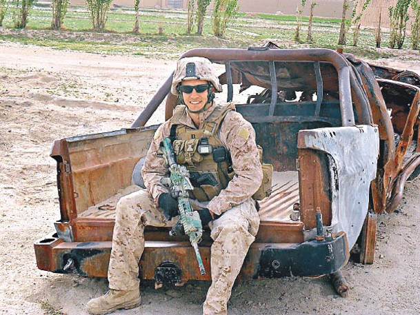 舍勒加入美國海軍陸戰隊多年。
