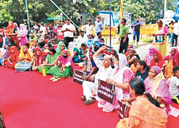 印度姦殺案引發民眾連日示威。