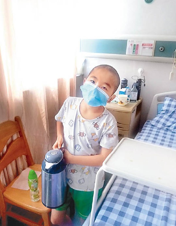 張詩浩在醫院日夜照料父親。