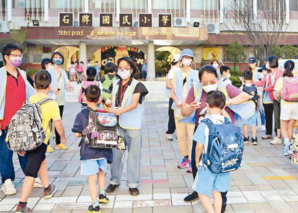 台灣中小學加強防疫迎接新學期。