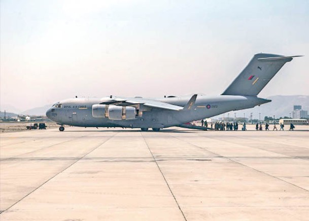 美軍C17運輸機連日撤走大批阿富汗平民及美國公民。