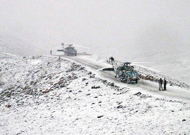 拜登早年在阿富汗乘坐黑鷹直升機途中遇上暴雪。