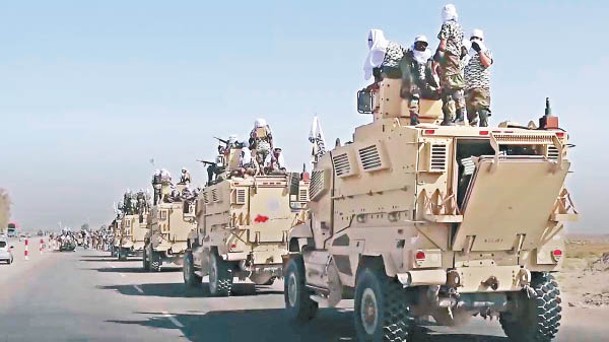 塔利班在坎大哈巡遊，展示繳獲的美軍裝甲車。