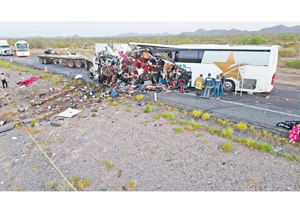 巴士撞拖頭  墨西哥車禍16死22傷