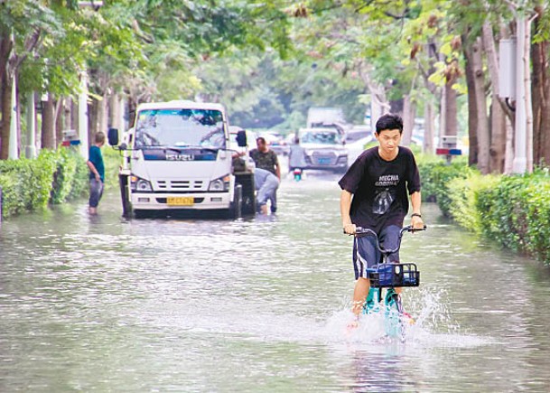 內地多省市強降雨，道路嚴重水浸。（中新社圖片）