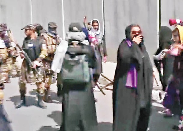 一批婦女在喀布爾上街示威。