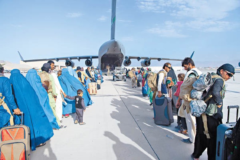 美軍曾派出軍機在喀布爾機場撤僑。