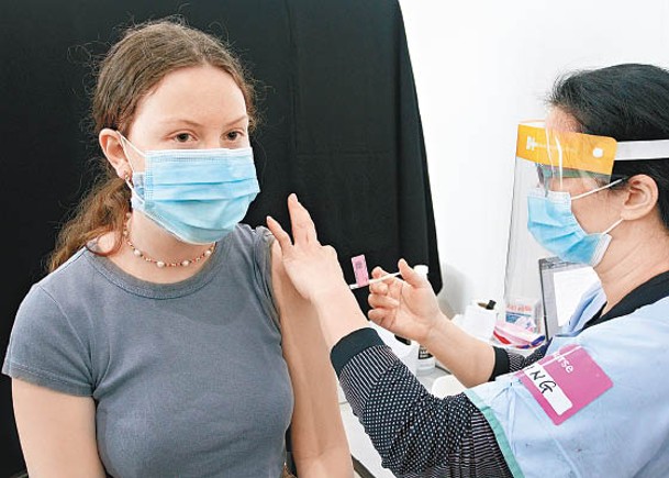 悉尼一名民眾接種新冠疫苗。（Getty Images圖片）