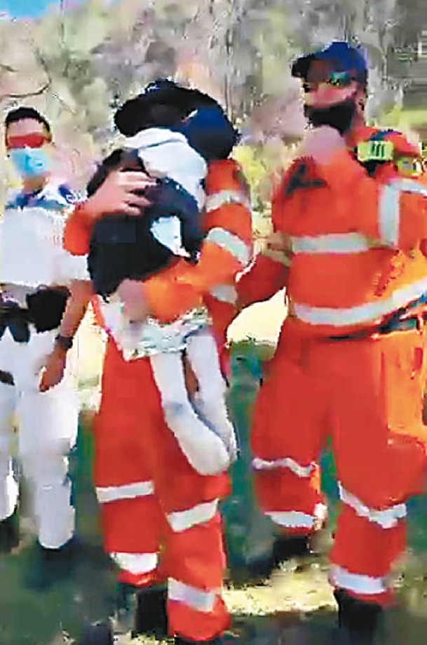 救援人員成功將AJ救出。