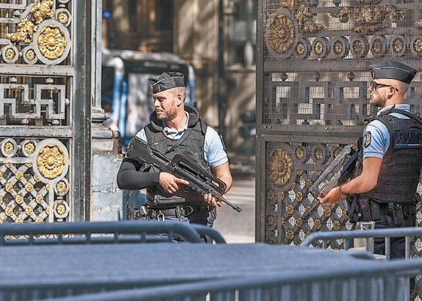 警員荷槍實彈，在法院門外戒備。（Getty Images圖片）