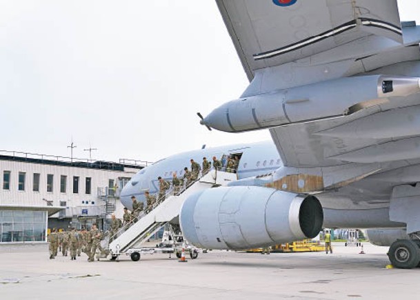 英軍乘坐飛機從阿富汗返國。（Getty Images圖片）