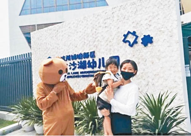 杭州暖爸扮熊大逗女兒上幼園