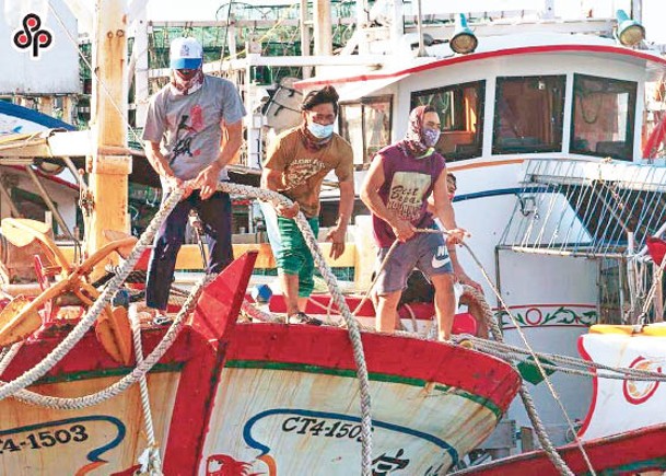 台灣漁民提前把船隻停泊避風港。（中時電子報圖片）