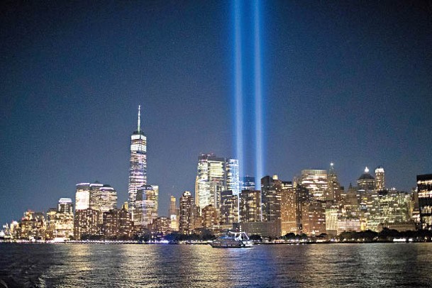 紐約亮起光柱悼念。（中新社圖片）