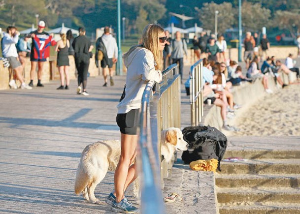 新省悉尼疫情有望好轉，民眾外出散步。（Getty Images圖片）