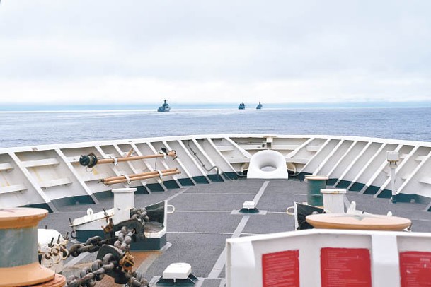 美軍巡邏艦巴索夫號在後方跟蹤中國軍艦。
