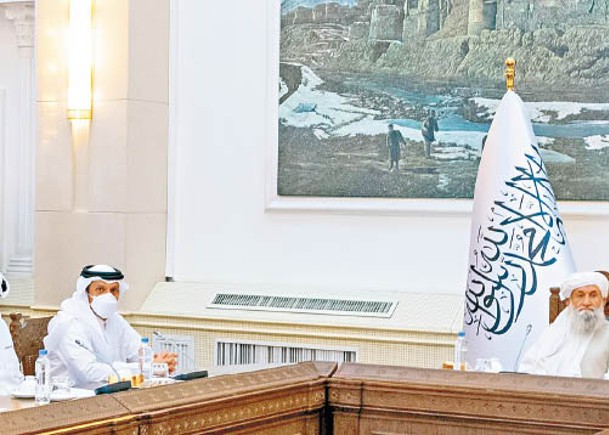 卡塔爾代表與哈桑（右）會面。
