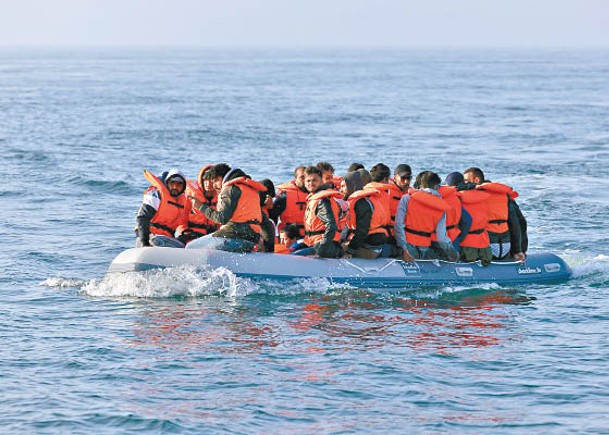 難民橫越英倫海峽偷渡情況轉趨嚴重。