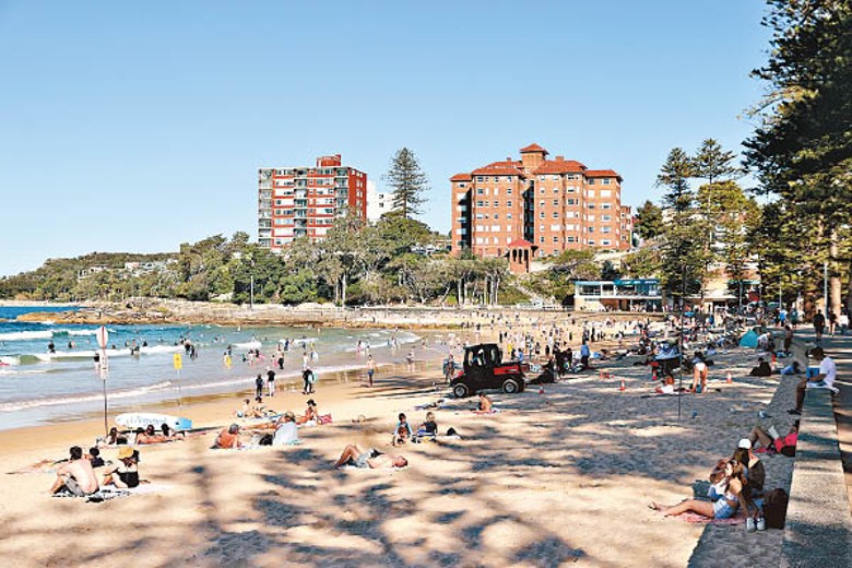 新省放寬防疫，悉尼民眾到沙灘消遣。（Getty Images圖片）