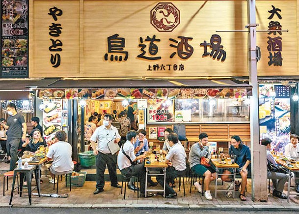 東京餐飲店縮短營業時間。