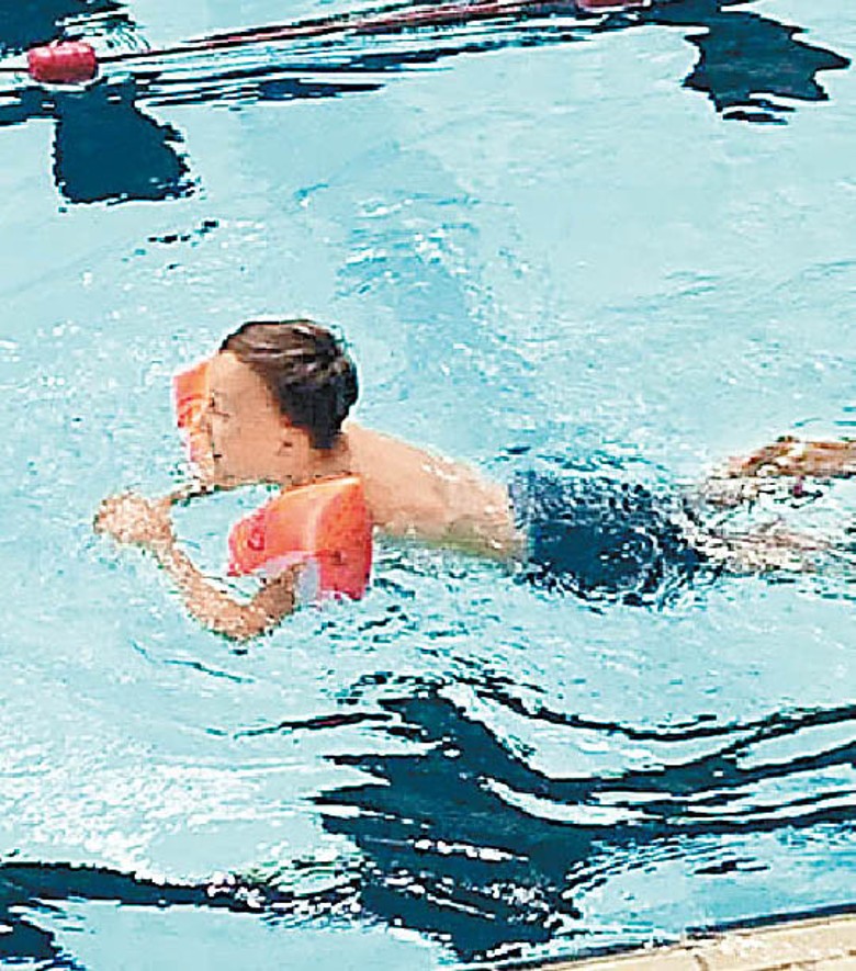 韋勒順利挑戰游泳項目。
