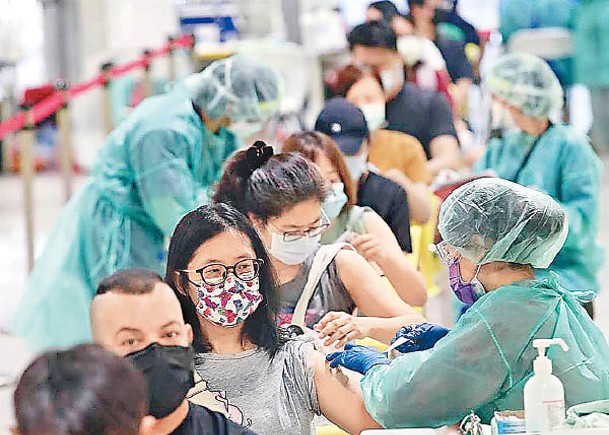 台灣民眾陸續接種新冠疫苗。