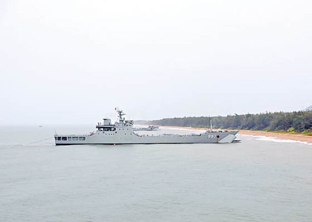 南部戰區海軍在南海展開登陸作戰訓練。