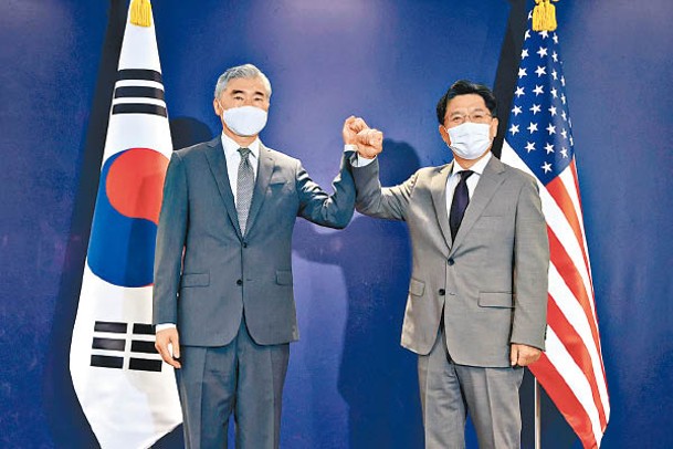 金成（左）與魯圭德（右）共商北韓局勢。
