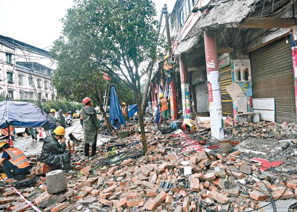 四川瀘縣福集鎮的農房在地震中受損。（中新社圖片）