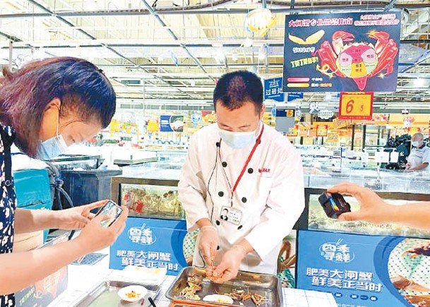 上海水產師傅  超市開班教拆蟹