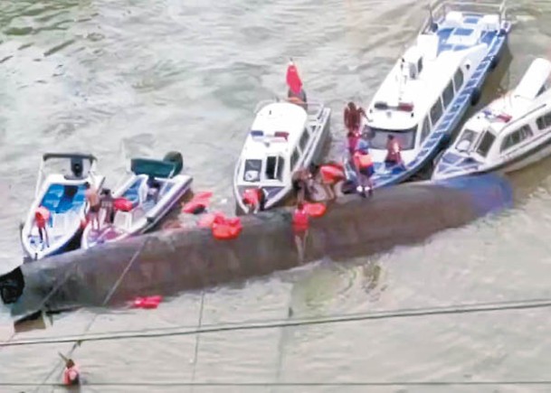 意外發生後，多艘船隻協助救人。