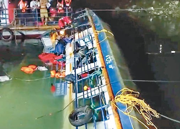 貴州六盤水市發生客輪翻側事故。