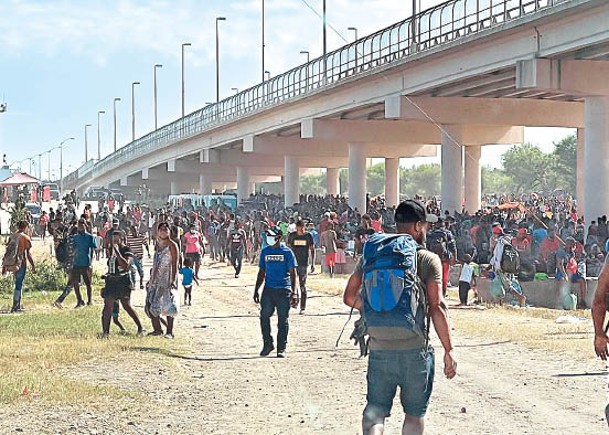 美派航班  送逾萬非法移民回海地