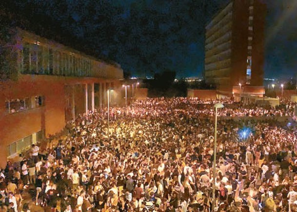 西班牙學府  2.5萬人聚集飲酒