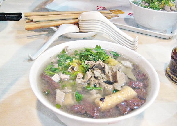 「鴨血粉絲湯」是南京市地道美食。