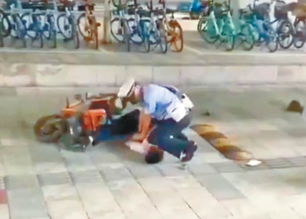 警員以跪壓方式制服涉事男子。